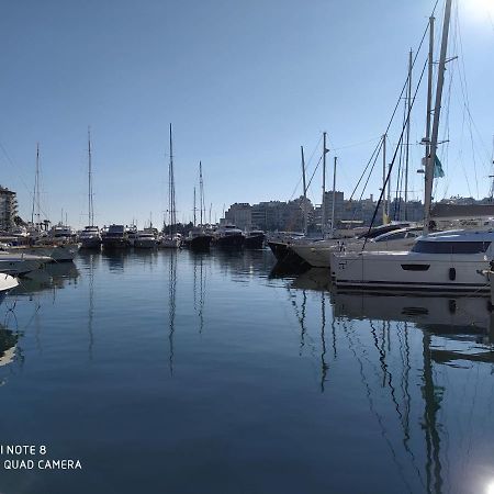 Με Θεα Το Λιμανι Appartement Piraeus Buitenkant foto