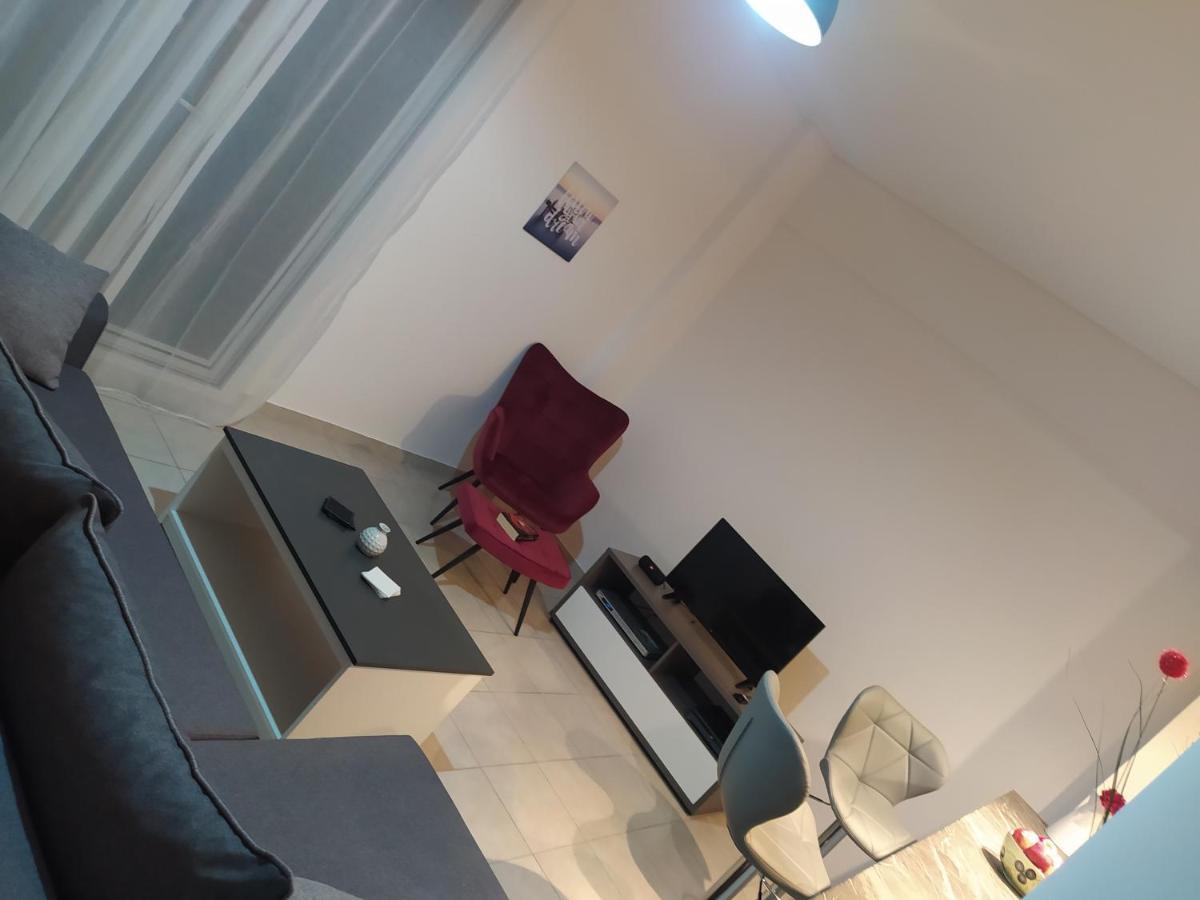 Με Θεα Το Λιμανι Appartement Piraeus Buitenkant foto